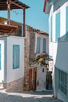 Scène de rue grecque pleine d'ambiance dans la vieille ville de Vathy (ville de Samos)
