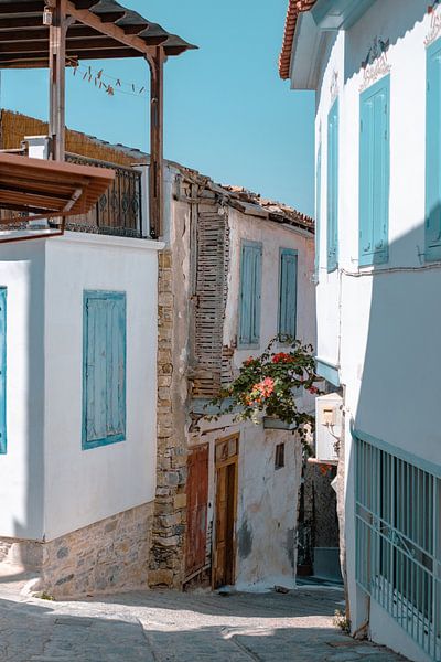 Sfeervol Grieks straatbeeld in het oude gedeelte van Vathy (Samos-stad) van Angelique van Esch