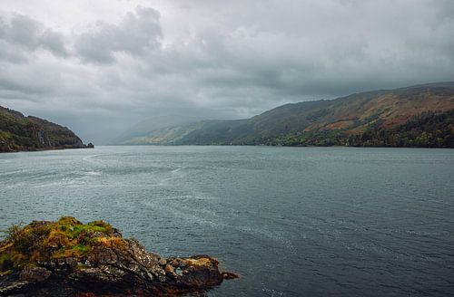 Panorama idylle bij kasteel Eilean Donan in Schotland. Highlander kasteel in de Hooglanden.
