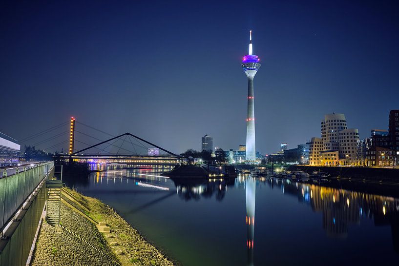 Port médiatique Düsseldorf la nuit par 77pixels