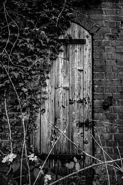 Door barn urbex black and white