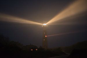 Leuchtturm Schiermonnikoog in den Dünen in einer nebligen Nacht von Sjoerd van der Wal Fotografie