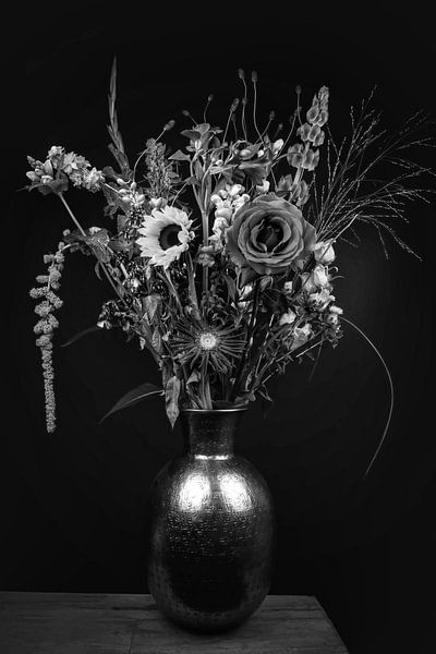Nature morte : bouquet de fleurs dans un vase, noir et blanc par Marjolein van Middelkoop
