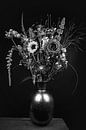 Nature morte : bouquet de fleurs dans un vase, noir et blanc par Marjolein van Middelkoop Aperçu