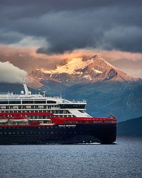 De nieuwe Hurtigruten klaar om langs de kust te varen, Godøy, Noorwegen van qtx