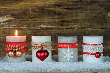 Composition de bougies de l'Avent et de Noël sur la neige sur Alex Winter