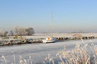 Paysage d'hiver avec un bateau à voile par Merijn van der Vliet Aperçu