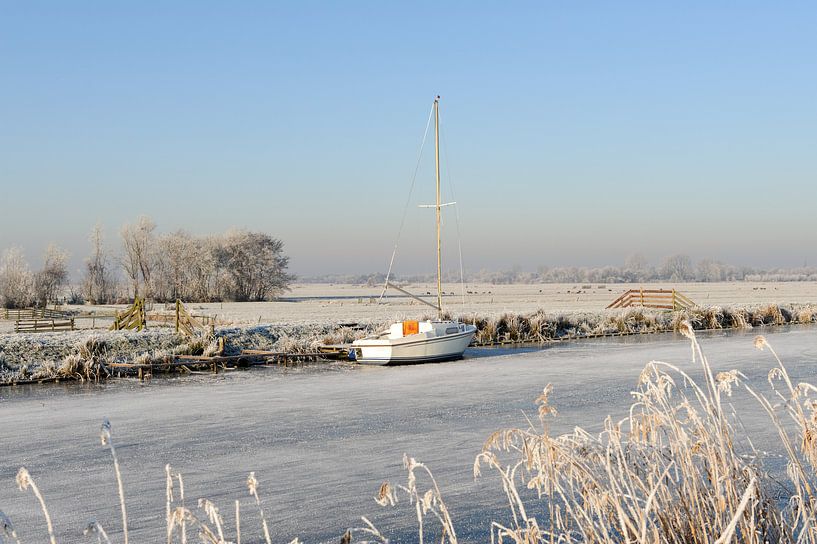 Paysage d'hiver avec un bateau à voile par Merijn van der Vliet