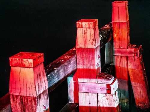 rood verlichte dukdalven, houten remmingwerk bij brug 's nachts