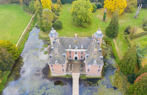 Arial foto van kasteel Slangenburg bij Doetinchem