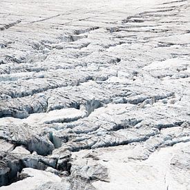 Nahaufnahme von Gletscherspalte im schmelzenden SchneeNahaufnahme von Gletscherspalte im schmelzende von Jacqueline Groot