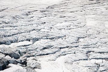 Close up van gletsjerspleten in smeltende sneeuw van Jacqueline Groot