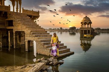 Vrouw bij de tempels van Gadisar Lake in Jaisalmer, India van Paula Romein
