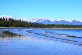 Une côte isolée sur l'océan Pacifique au Canada sur Thomas Zacharias