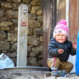 Kleine jongen uit Nepal, hoog in de Himalaya van Ton Tolboom