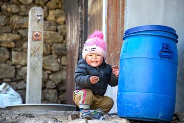 Kleine jongen uit Nepal, hoog in de Himalaya