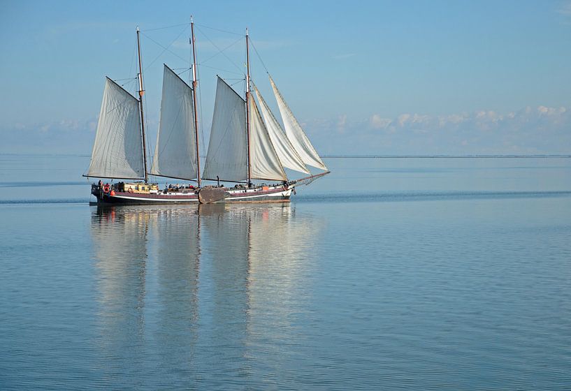 Zeilboot op Ijsselmeer van Remco Swiers