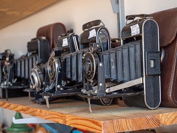 Antieke analoge camera's op een rommelmarkt van Animaflora PicsStock