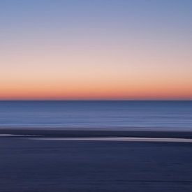 Abstract long exposure bij zonsondergang op het strand. - zen natuur fotografie van Christa Stroo fotografie