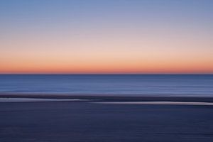 Beweging bij zonsondergang op het strand. van Christa Stroo fotografie
