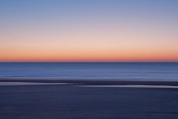 Abstract long exposure bij zonsondergang op het strand. - zen natuur fotografie van Christa Stroo fotografie