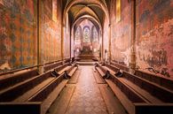 Kerk vol Kleuren. van Roman Robroek - Foto's van Verlaten Gebouwen thumbnail