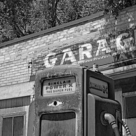 Ancienne pompe à essence et garage en Arizona sur Willem van Holten