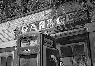 Oude benzine pomp en garage in Arizona van Willem van Holten
