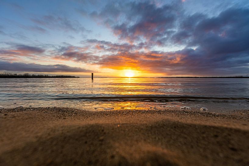 zonsondergang aan strand van Peter Abbes