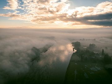 Mistige IJssel vanuit de lucht tijdens de herfst van Sjoerd van der Wal Fotografie