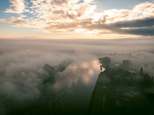 Mistige IJssel vanuit de lucht tijdens de herfst