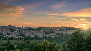 Panoramablick auf den Sonnenuntergang über der mittelalterlichen Stadt Urbino, Marken, Italien
