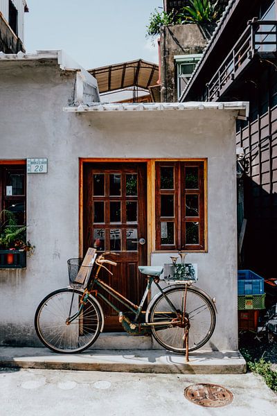 Vélo avec panier dans les rues de Tainan, Taiwan par Expeditie Aardbol