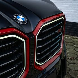 Etikett Rot BMW XM von Bas Fransen