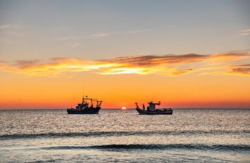 Bateaux de pêche au lever du soleil sur VIDEOMUNDUM