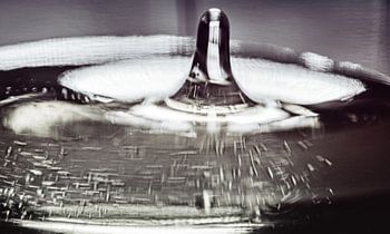 Macro van straal olijfolie, abstract. De keuken van Italië. Druppel, water.