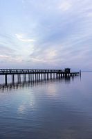 Zonsopkomst aan het water met een pier in Flensburg, Duitsland | Reisfotografie