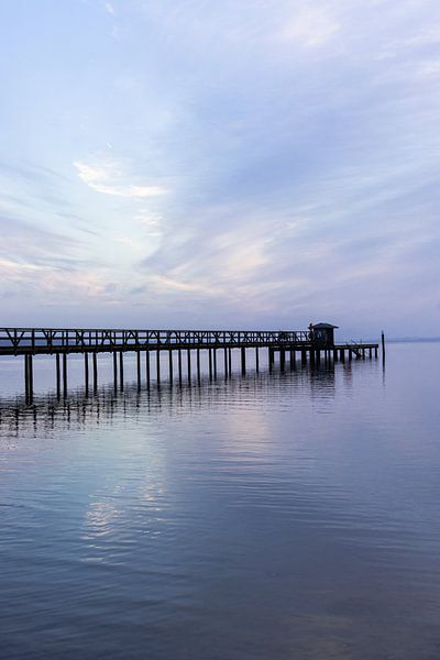 Lever de soleil au bord de l'eau avec une jetée à Flensburg, Allemagne | Photographie de voyage par Kelsey van den Bosch