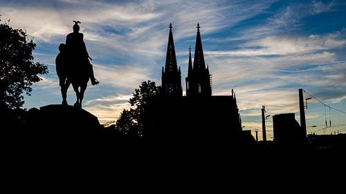 Zwart silhouet van de Dom van Keulen en het ruiterstandbeeld