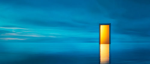 Lichtgevende deur in de oceaan - Surrealistisch