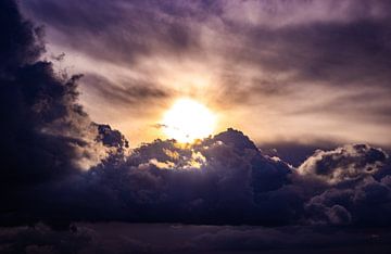 Als de zon zich door de wolken heen vecht van Foto Studio Labie
