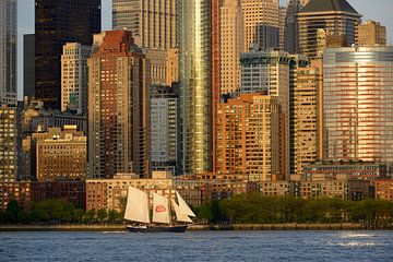 Lower Manhattan in New York voor zonsondergang van Merijn van der Vliet