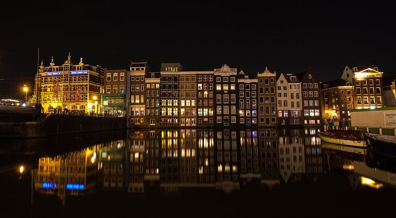 Damrak in Amsterdam by Charelle Roeda