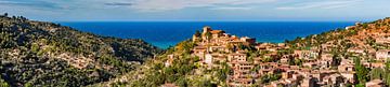 Panoramablick auf das Dorf Deia an der schönen Küste von Mallorca von Alex Winter