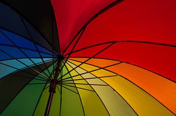 Onder kleurrijke paraplu
