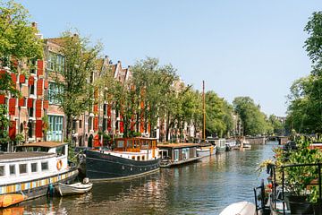 One of the beautiful canals of Amsterdam by Suzanne Spijkers