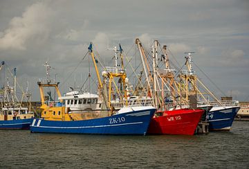 Visser kotters afgemeerd aan de steigers in Lauwersoog van scheepskijkerhavenfotografie