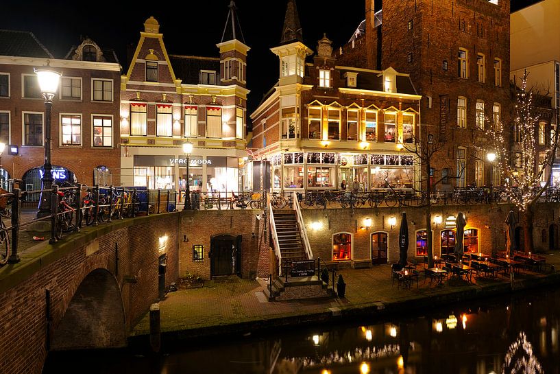 Vans, Vero Moda, King Arthur, Oudaen et Taverna sur l'Oudegracht à Utrecht. par Donker Utrecht