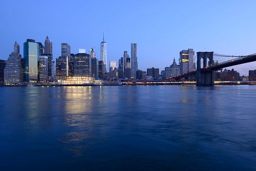 Manhattan Skyline en Brooklyn Bridge in New York voor zonsopkomst