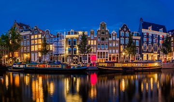 Le canal d'Amsterdam avec les deux célèbres bateaux sur Arno Prijs